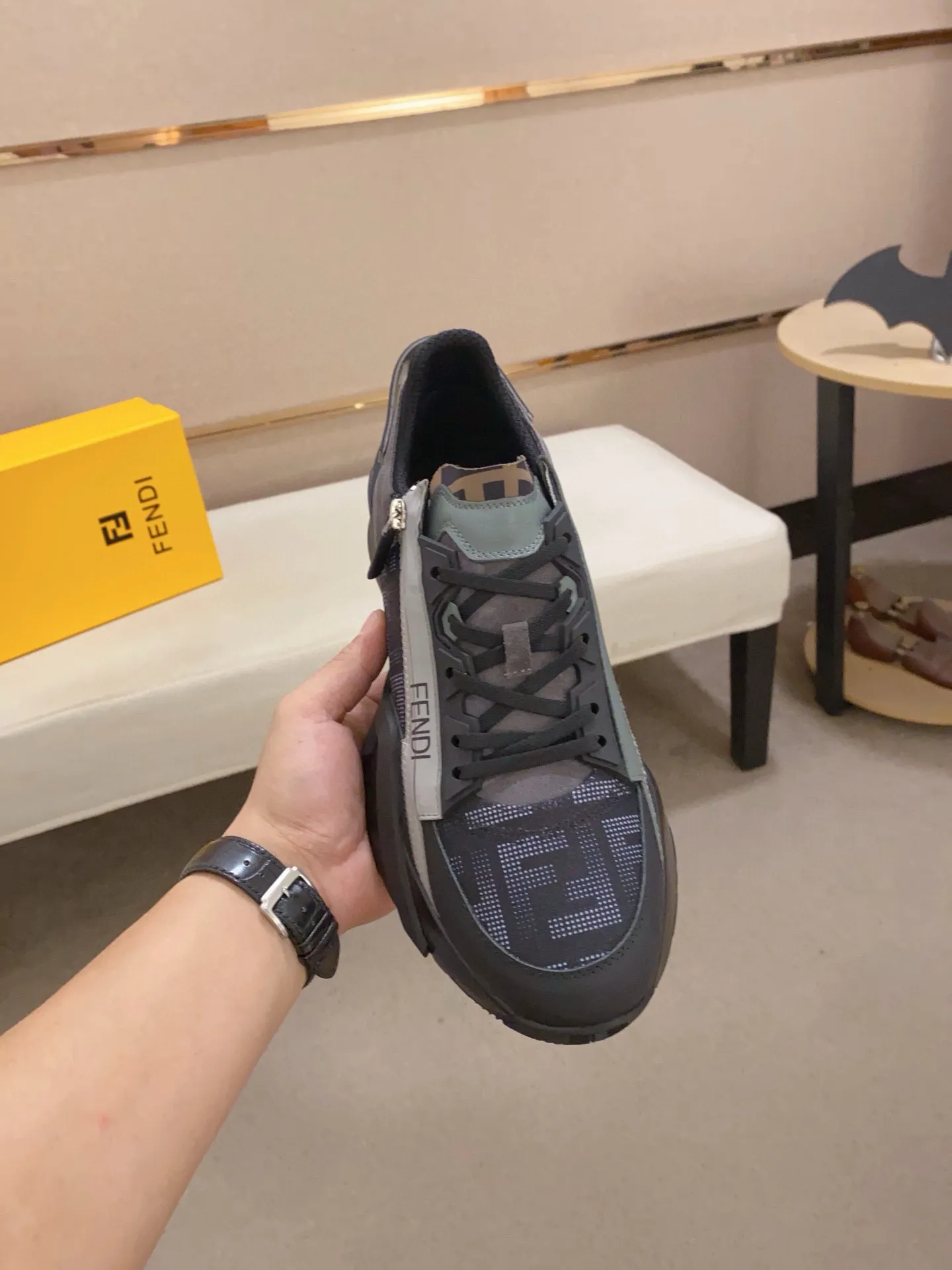 Men's shoes💰: 540💰(Higher version) [Fendi] Fendi's latest casual shoes for men! Available at counters simultaneously! A one-to-one replica of the original. Made entirely of imported top-grain calfskin, the interior is made of top-grain water-dyed cowhide, and the original factory-supplied rubber outsole. Leading new fashion concepts. Matching code: 38-44. 45 can be customized and non-returnable!